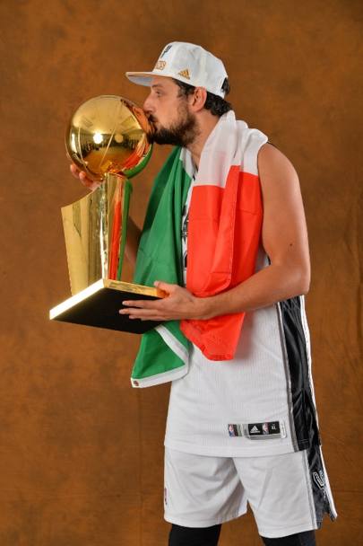 Marco Belinelli posa per la foto ufficiale con il trofeo Nba 2013/2014 vinto dai San Antonio Spurs (Afp)